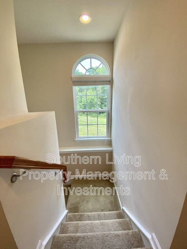 Building Photo - 2601 Silverthorn Dr
