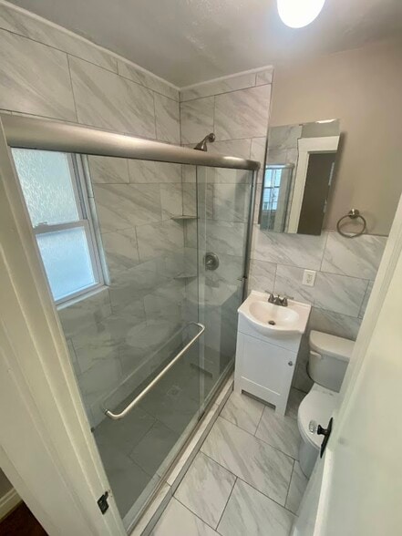 Building Photo - 810 W 77th St