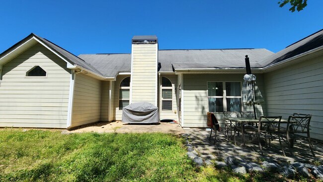 Building Photo - Convenient to west gate of Ft Moore