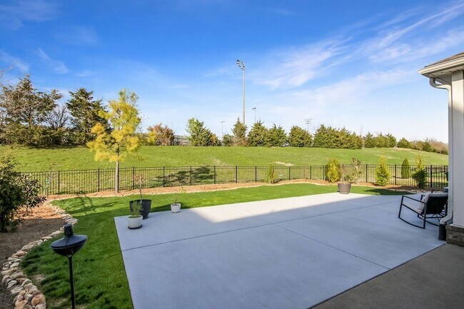 Building Photo - 647 Sire Ave