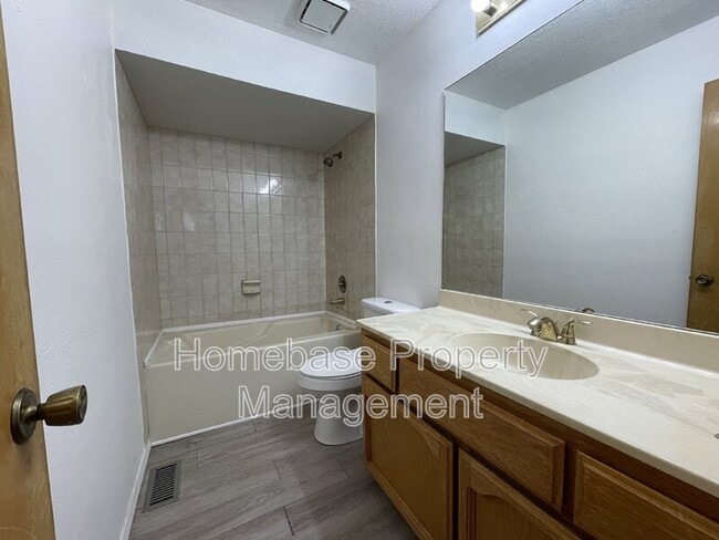 Building Photo - 1901 E Ranch Dr
