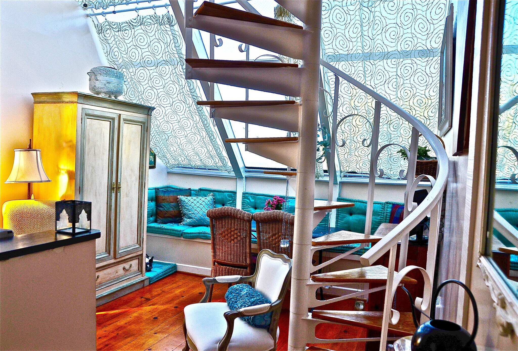 Bright Living Room - 137 4th St