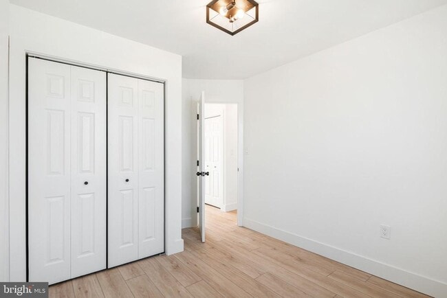 Building Photo - 448 Markle St