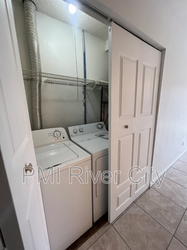 Building Photo - 2300 Twelve Oaks Dr
