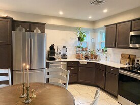 Building Photo - 1625 Farmington Ave