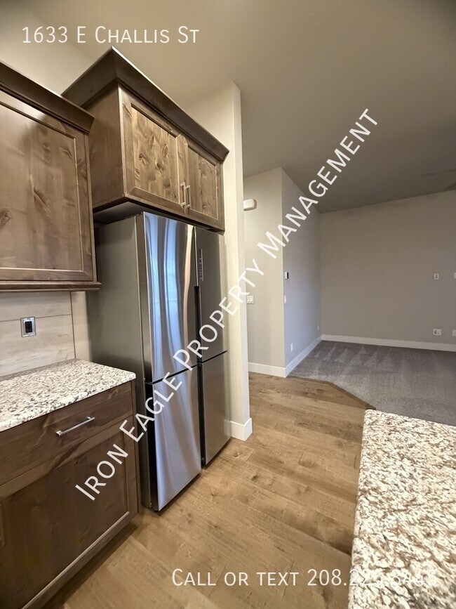 Building Photo - 1633 E Challis St