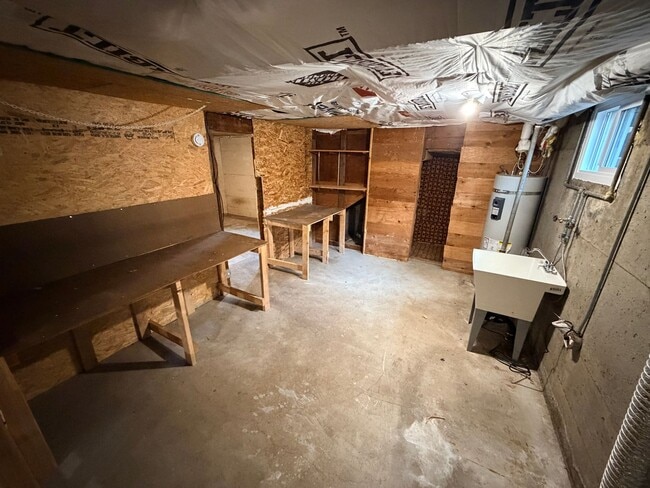 Building Photo - Two Bedroom Duplex With Full Size Basement