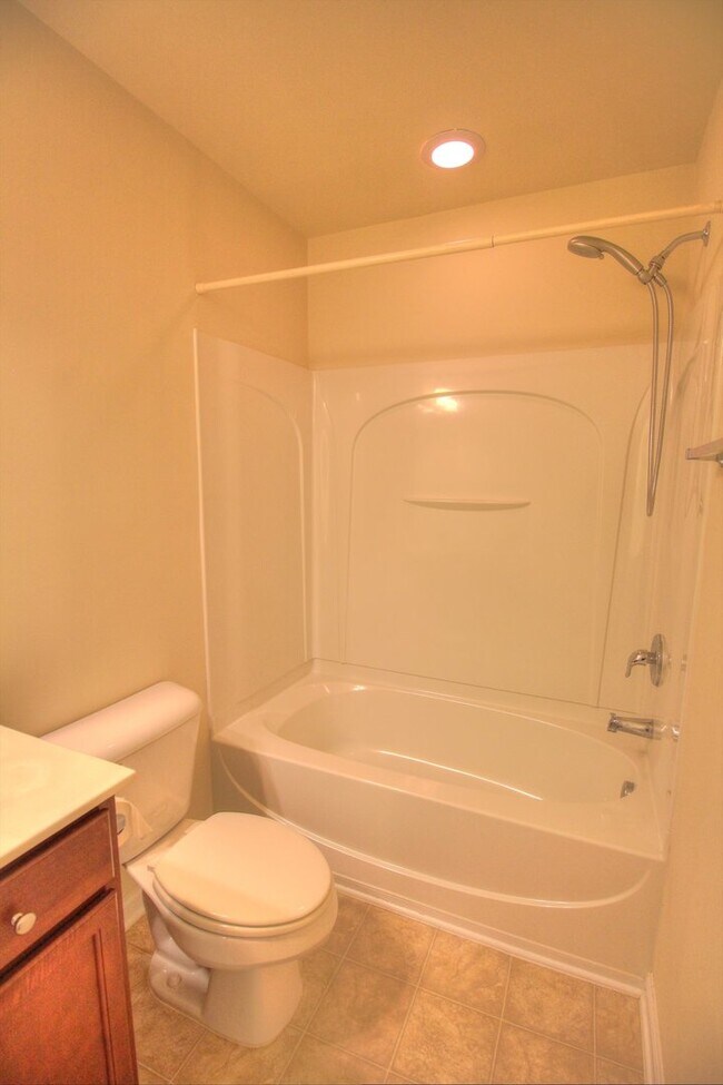 Building Photo - End Unit Townhome with Screened Porch & Fenced Yard!