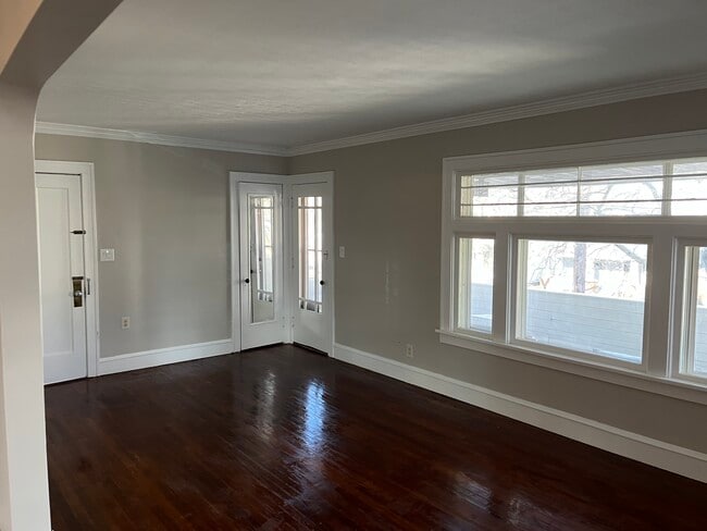 Building Photo - 1568 Larchmont Ave