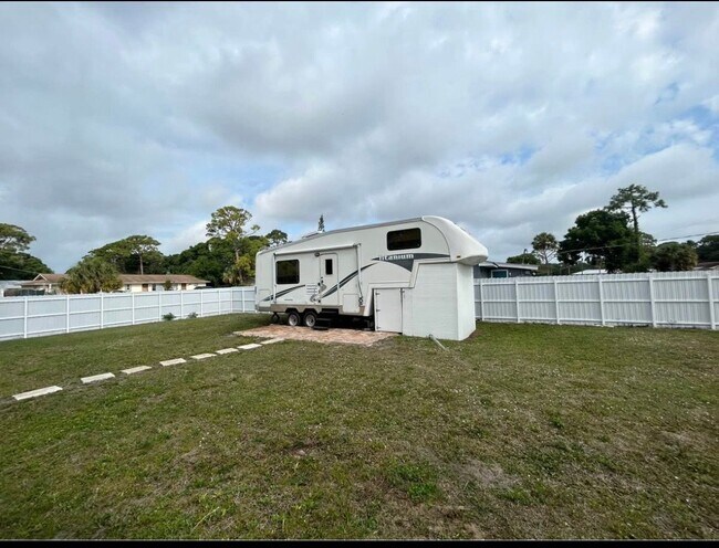Building Photo - 6550 Miramar Ave