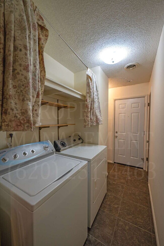 Building Photo - Charming 2-Bedroom Oasis in the Heart of Coffeyville
