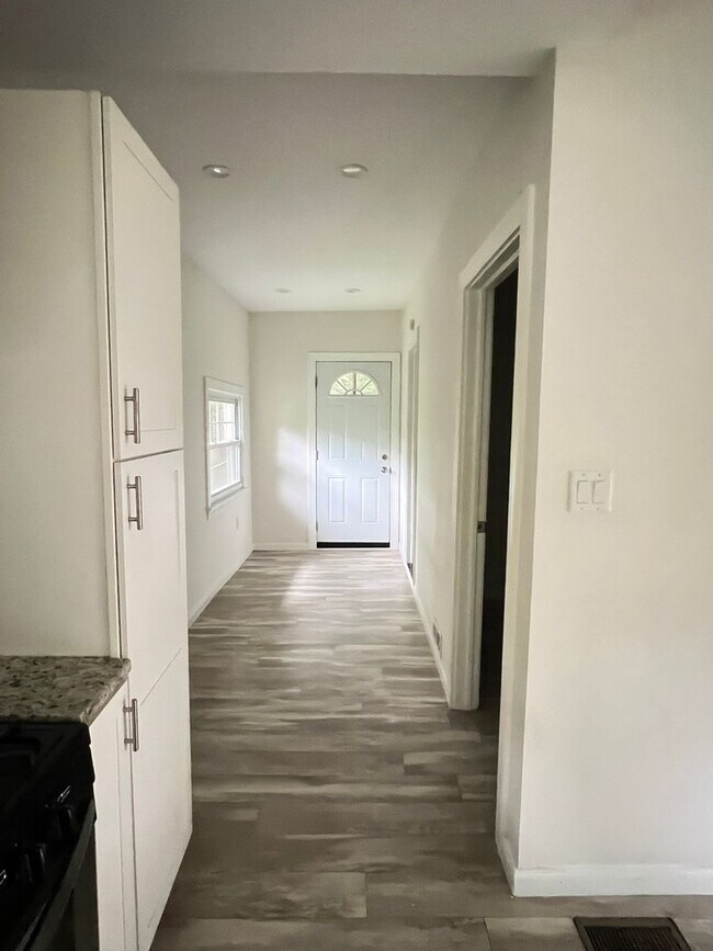 Building Photo - Updated Home in a Rural Setting - Pittsburgh