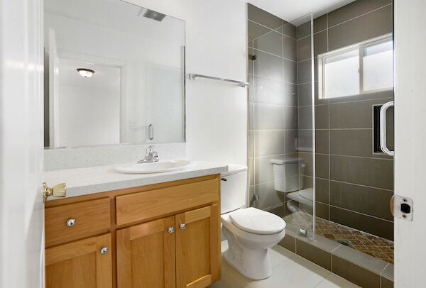 Bath 2 - 442 Kelton Ave