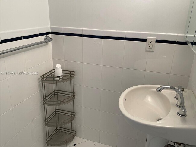 Building Photo - 2625 Collins Ave