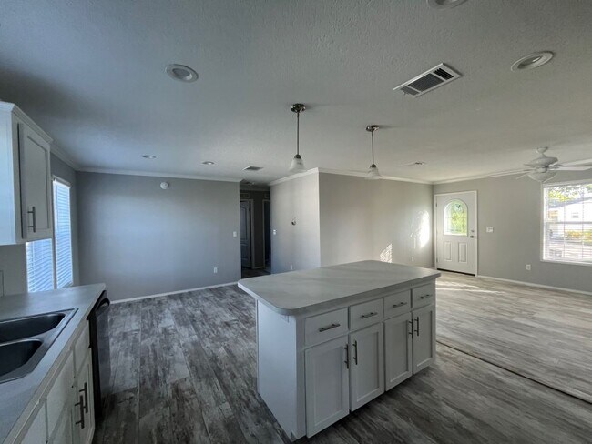 Building Photo - 3 Eland Dr