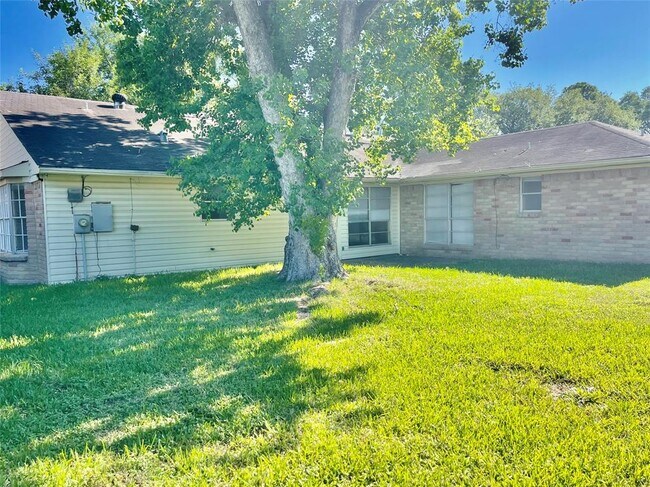 Building Photo - 22615 Indian Knoll Dr