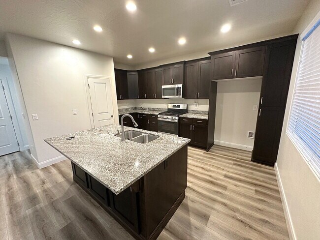 Building Photo - “St. George, Aspen Estates: 5 spacious bed...