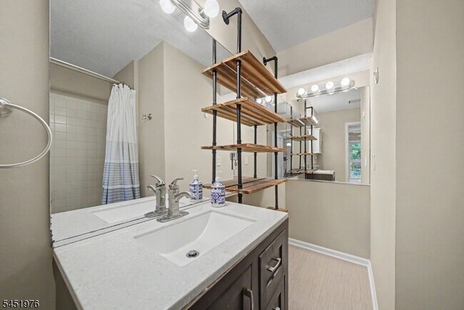 Building Photo - 24 Pine Hollow Ct