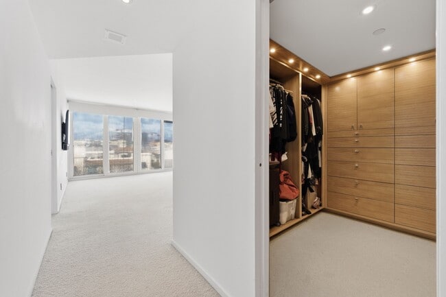 Building Photo - 529 S Flagler Dr