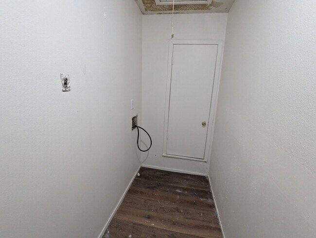 Building Photo - Spacious Updated 3 Bedroom Home