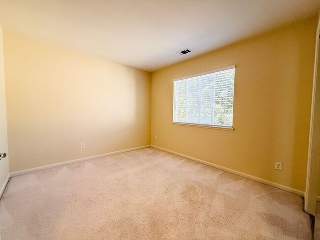 Building Photo - Beautiful 3 Bed 2.5 Bath Santa Clara Townh...