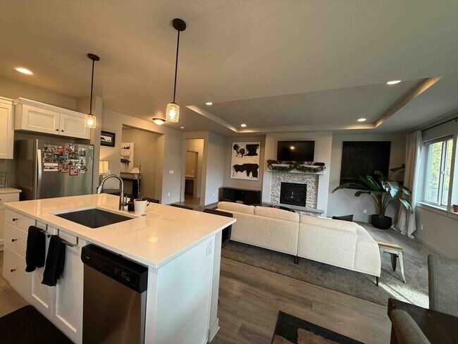 Building Photo - Immaculate 3-Bedroom Home with Open Layout in Crescent Creek