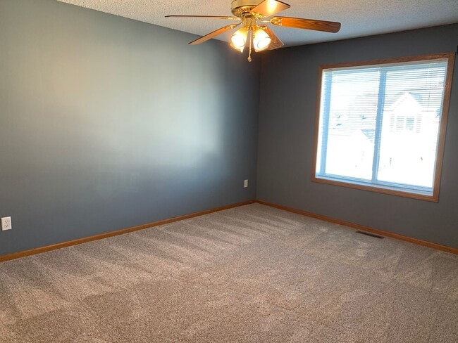 Building Photo - 2 Bed/1.5 Bath Townhome- Cottage Grove- Available August 1st 2026