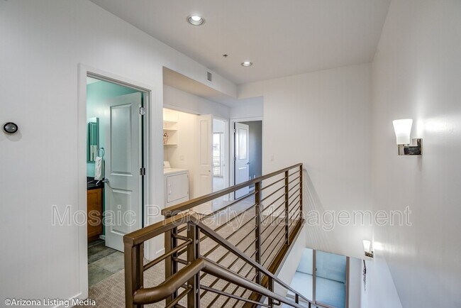 Building Photo - 525 W Lakeside Dr
