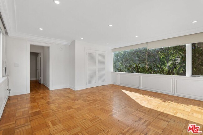 Building Photo - 420 S Beverwil Dr