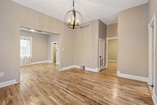 Building Photo - Classic Downtown Home