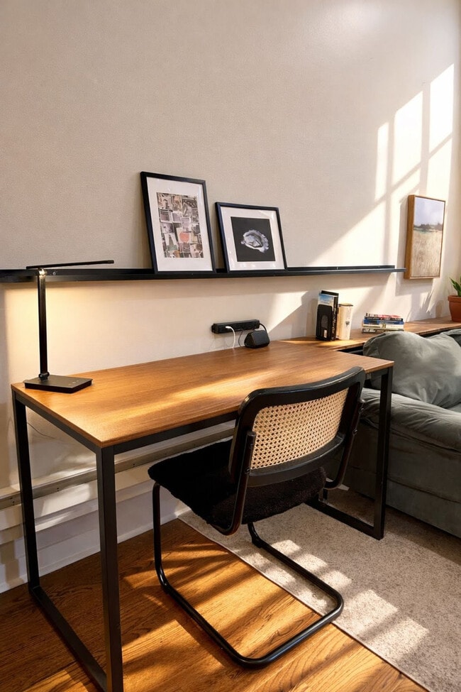 Building Photo - 736 N Throop St