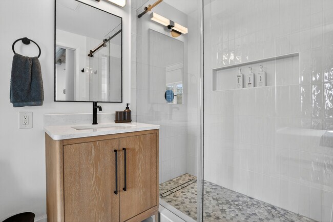 Building Photo - 10 SW South River Dr