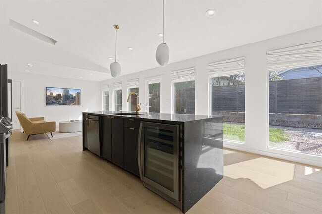 Building Photo - 2418 S 5th St