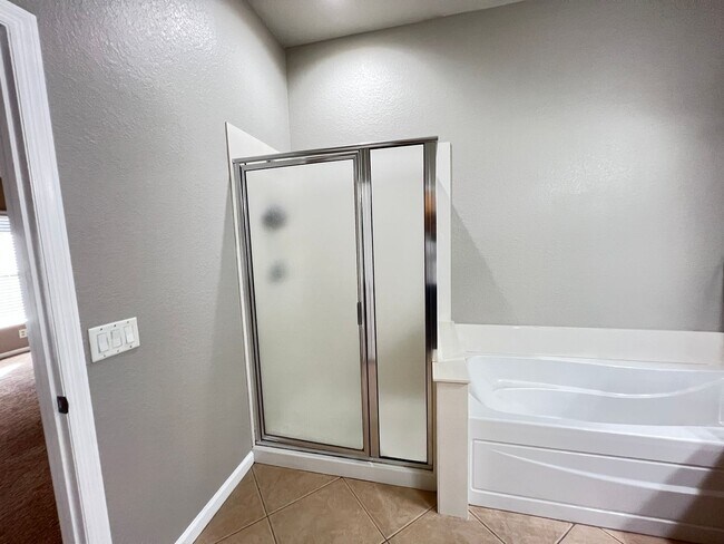 Building Photo - You’ve Found IT! Your Next Home! 4 Bedroom, 2 Bathroom in Ocala — $500 Off a Month’s Rent!!!