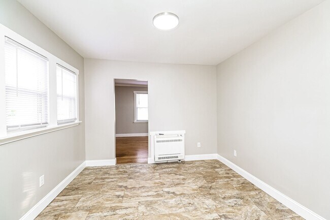 Building Photo - 2/1 House - Just Renovated Kitchen & Bath