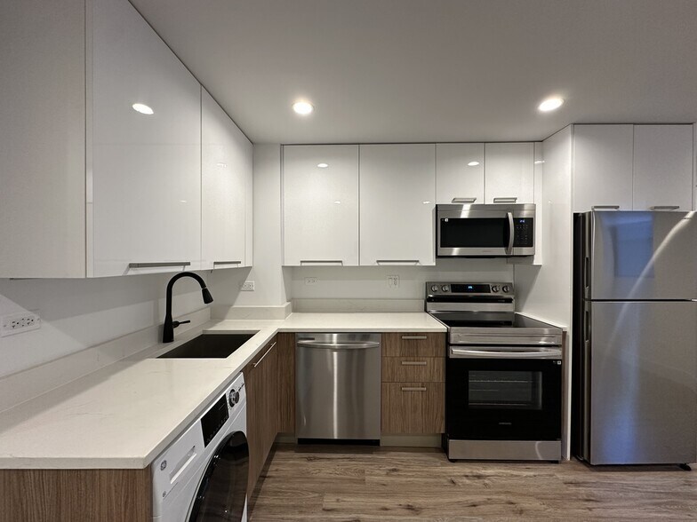 Building Photo - 941 W Carmen Ave