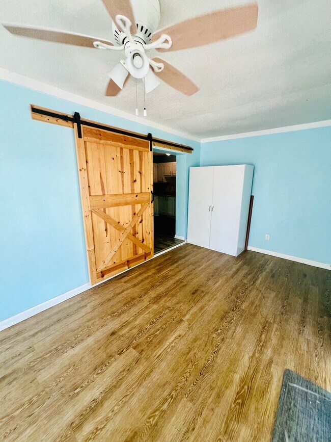 Building Photo - 3/1.5 Duplex in Fisherman's Haven