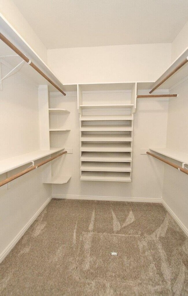 Building Photo - Stunning Home w/Open Floor-plan