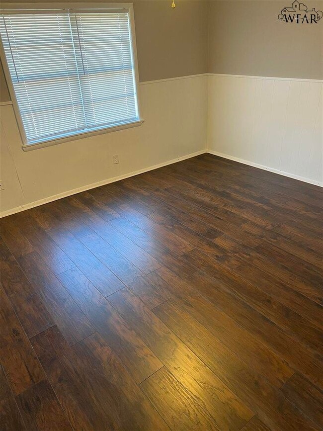 Building Photo - 1118 Ireland St