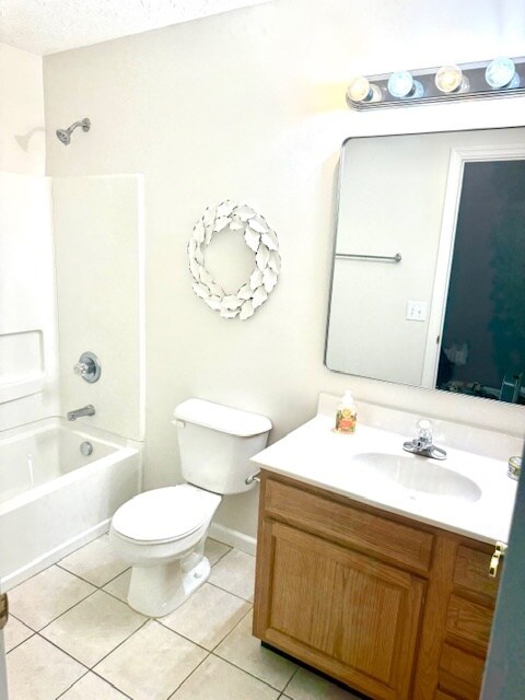 Upstairs Hallway Full Bath - 2521 Ravine St