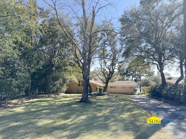 Building Photo - Waterfront Home in sought after Poquito Bayou, Shalimar!