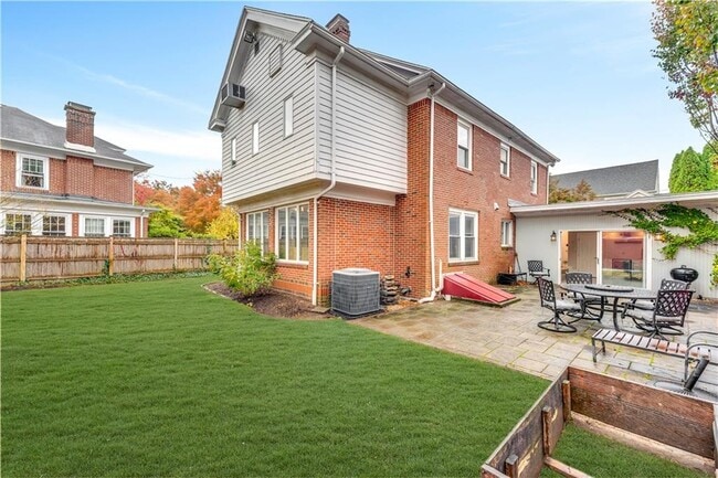 Building Photo - 41 Elmway St