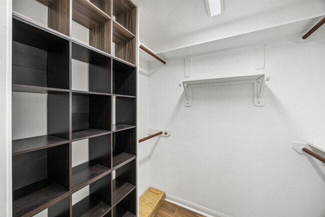 Building Photo - 5427 Stonegate Dr