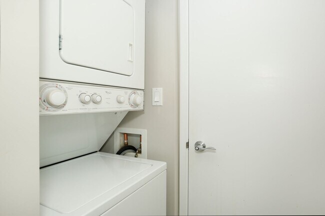 Building Photo - Clean & Comfortable!