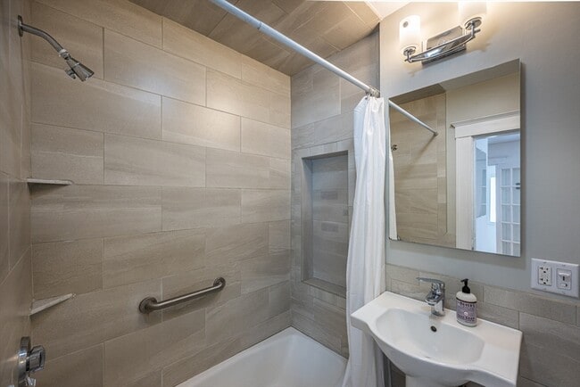 Building Photo - 34 Thorndike St