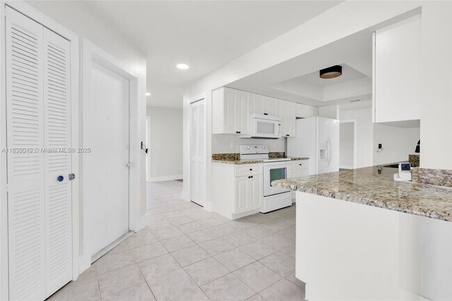 Building Photo - 709 SW 9th Ave