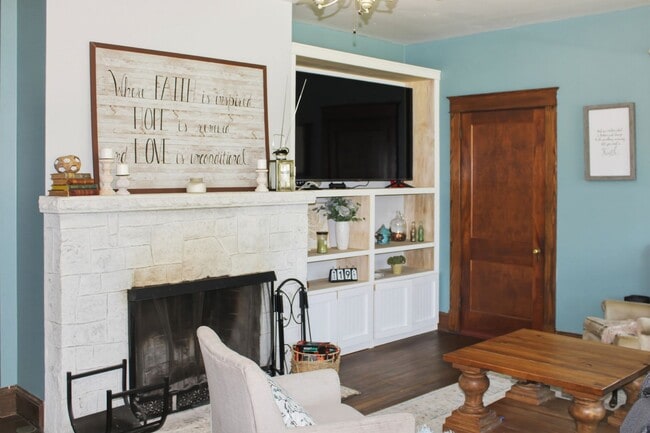 Building Photo - 5 bedroom on 2 acres