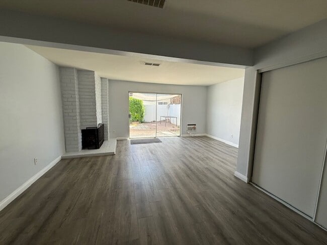 Building Photo - Remodeled Condo in Tustin