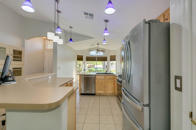 Building Photo - New Listing in Peoria