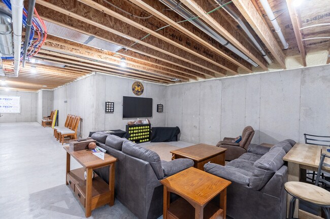 Building Photo - 2428 Sunshine Dr